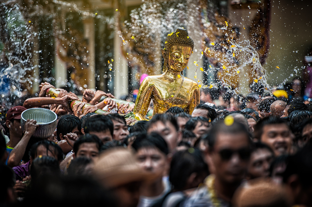 Podczas parady posąg Buddy również polewa się wodą, ale dużo delikatniej niż ludzi